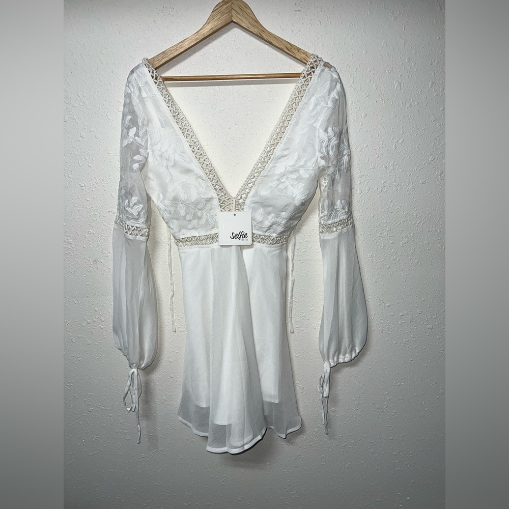 Selfie Leslie White‎ Babydoll Mini Dress with Bishop Sleeves